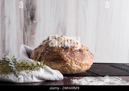 Pain de pain fait maison sur grille de refroidissement et plaque de cuisson. Banque D'Images