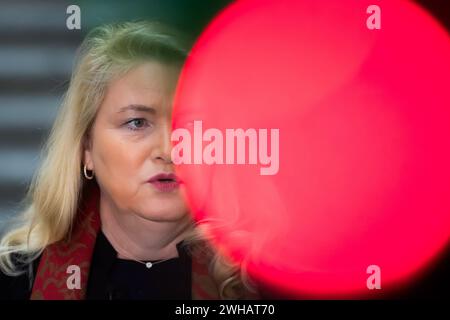Berlin, Allemagne. 09th Feb, 2024. Kristin Brinker, chef du groupe parlementaire AFD à la Chambre des représentants de Berlin, commente la désinvitation de la Berlinale à la Chambre des représentants de Berlin. Crédit : Christoph Soeder/dpa/Alamy Live News Banque D'Images