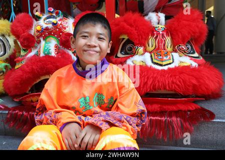 Bangkok, Thaïlande. 09th Feb, 2024. Un jeune garçon thaïlandais est assis avec des masques de danse du lion pendant les célébrations du nouvel an lunaire chinois pour l'année du Dragon 2024 à Bangkok, Thaïlande crédit : Paul Brown/Alamy Live News Banque D'Images