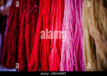 Gros plan des écheveaux de laine jaune rouge violet rose orange fils de laine d'alpaga colorés boules de laine Vicuna pendentifs de laine Inca au Pérou Banque D'Images