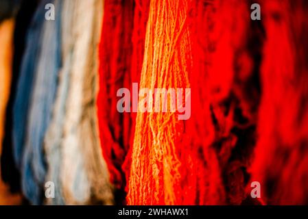 Gros plan des écheveaux de laine jaune rouge violet rose orange fils de laine d'alpaga colorés boules de laine Vicuna pendentifs de laine Inca au Pérou Banque D'Images