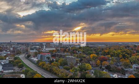 UNE vue aérienne d'un beau coucher de soleil d'automne dans la ville Banque D'Images