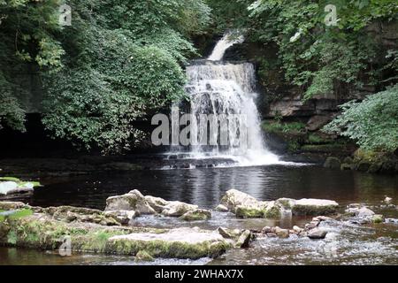 Cascades de Cauldron Falls sur Walden Beck dans le village de West Burton, Bishopdale, Yorkshire Dales National Park, Angleterre, Royaume-Uni. Banque D'Images