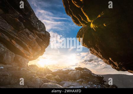 Sentier de randonnée Pinnacle Canyon au coucher du soleil, montagnes Grampians, Halls Gap, Victoria, Australie Banque D'Images