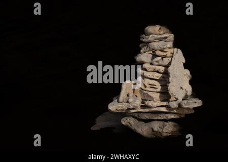 Grès de forme abstraite formé par le vent et l'eau photographié à Beit Yanai Beach, Israël Banque D'Images