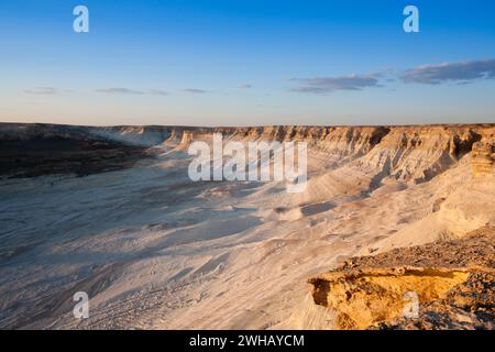 Beau paysage de Mangystau, Kazakhstan. Vue aérienne de la vallée de Bozzhira. Site touristique d'asie centrale Banque D'Images