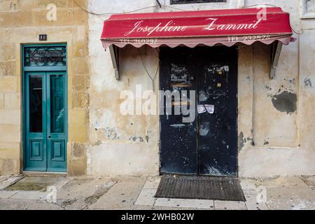 Un magasin fermé à la Valette, Malte Banque D'Images