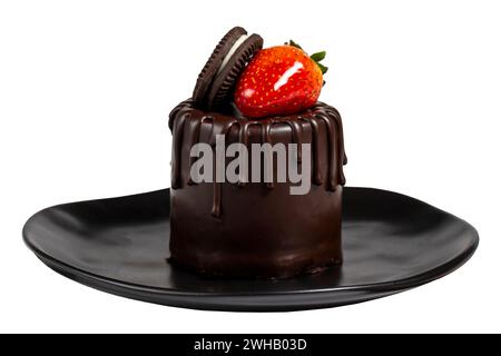 Gâteau au chocolat. Gâteau avec des fraises et des particules de biscuit et chocolat isolé sur fond blanc. Banque D'Images