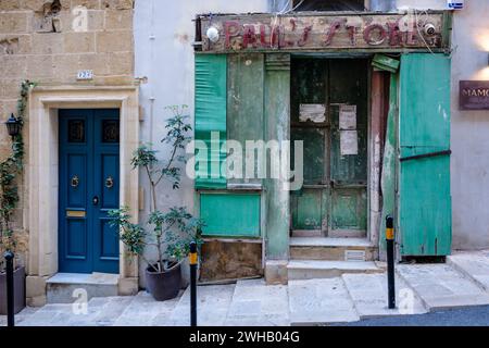 Un magasin fermé à la Valette, Malte Banque D'Images