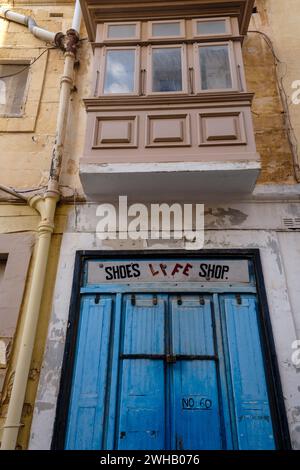 Un magasin de chaussures fermé à Birgu (Vittoriosa), la Valette, Malte Banque D'Images