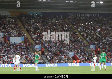 Les fans mettent des torches de téléphone dans les stands Angleterre v Irlande du Nord UEFA Womens Euro 2022 St Marys Stadium, Southampton Banque D'Images