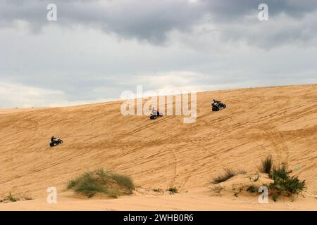 Les jeeps, les landsrovers et les véhicules tout-terrain (ATV) tentent de ruiner la paix et le calme et l'écosystème délicat sur une dune de sable. Photographié Neae Ashd Banque D'Images