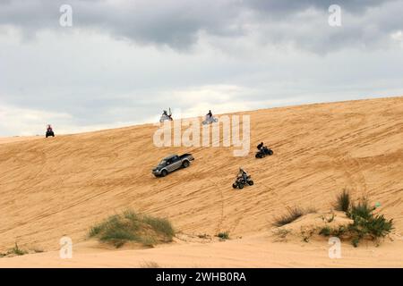 Les jeeps, les landsrovers et les véhicules tout-terrain (ATV) tentent de ruiner la paix et le calme et l'écosystème délicat sur une dune de sable. Photographié Neae Ashd Banque D'Images