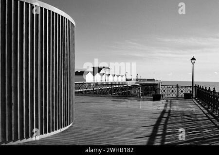 Le nouveau quai reconstruit à Hastings, East Sussex, South East England, en monochrome, donnant sur la mer Banque D'Images