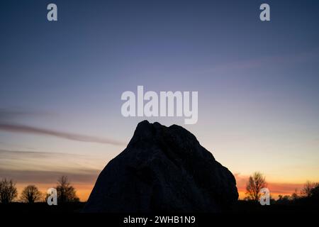 Coucher de soleil à Avebury, Britains Greatest Stone Circle, Avebury, Wiltshire, Angleterre, Royaume-Uni, GB. Banque D'Images