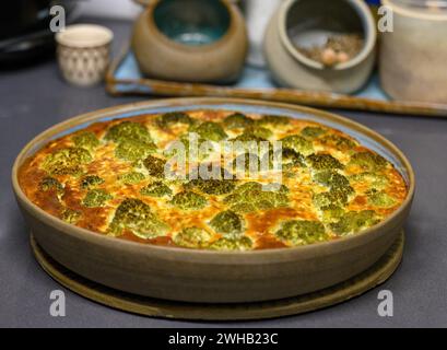 Brocoli cuit maison et tarte au fromage brocoli (Brassica oleracea var. italica) est une plante verte comestible de la famille des choux (famille des Brassicaceae, genu Banque D'Images