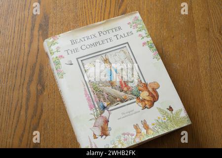 Une copie rigide des contes complets de Beatrix Potter, la version originale et autorisée. Beatrix Potter était une écrivaine et illustratrice anglaise Banque D'Images