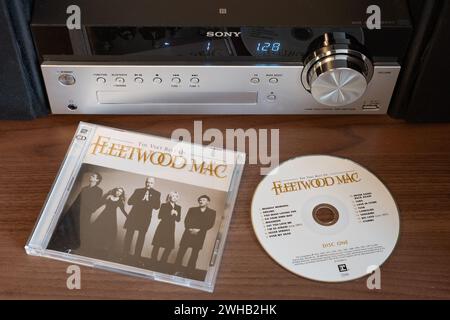 Double CD de The Very Best of Fleetwood Mac montrant les membres du groupe - un groupe de rock britannique américain formé en 1967. Devant un lecteur CD Sony. ROYAUME-UNI Banque D'Images