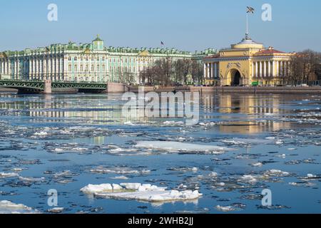 Dérive de glace printanière sur la rivière Neva. Avril dans le centre historique de Saint-Pétersbourg. Russie Banque D'Images