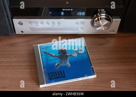 Nevermind Albums de Nirvana Nevermind est le deuxième album studio du groupe de rock américain Nirvana L'album est considéré comme une pierre angulaire du genre grunge. CD et lecteur CD. Banque D'Images
