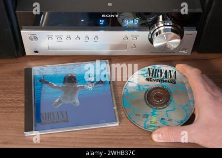 Nevermind Albums de Nirvana Nevermind est le deuxième album studio du groupe de rock américain Nirvana L'album est considéré comme une pierre angulaire du genre grunge. CD et lecteur CD. Banque D'Images