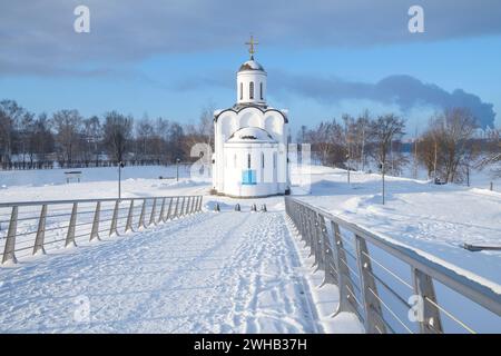 TVER, RUSSIE - 07 JANVIER 2024 : vue de l'église de Mikhail Tverskoy sur l'île de mémoire un jour de janvier glacial Banque D'Images