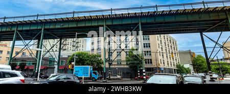 New York, États-Unis ; 3 juin 2023 : le train aérien typique et les voies de tramway du Bronx, qui est un arrondissement de la Big Apple, sous un ciel bleu clair Banque D'Images