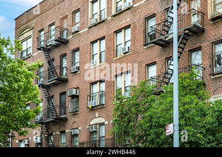 Appartements unifamiliaux dans le quartier de Williamsburg à New York (États-Unis), qui abrite l'une des plus grandes communautés juives orthodoxes de l'United Stat Banque D'Images