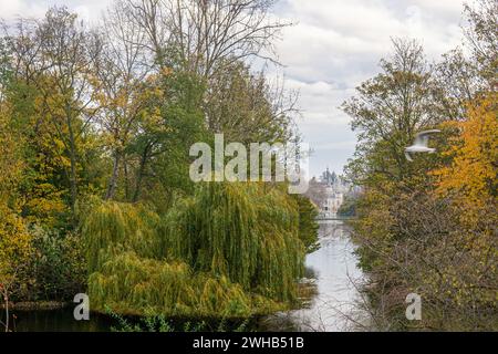 St James's Park est un parc urbain de 23 hectares situé dans la ville de Westminster, au centre de Londres. A Royal Park le 26 novembre 2023 Banque D'Images