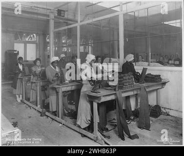 New York, États-Unis. 4 novembre 1918 'Manufacturing Spiral Puttees à l'usine d'Alexander Propper & Company, New York City. Préparation des puttees, morceau étroit de tissu , pour le renflouement.' Tous les travailleurs sont des afro-américaines qui travaillent Banque D'Images