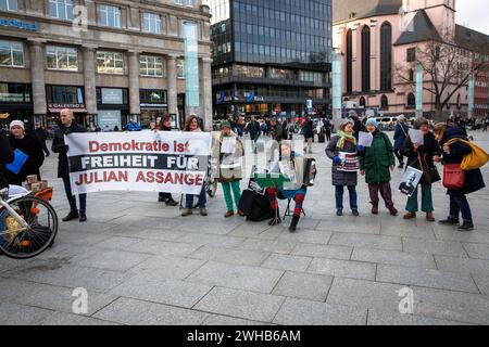 Les gens manifestent pour la liberté de Julian Assange sur la place de la gare, Cologne, Allemagne, le 2 février 2024. Menschen demonstrieren AM 2. Février 2 Banque D'Images