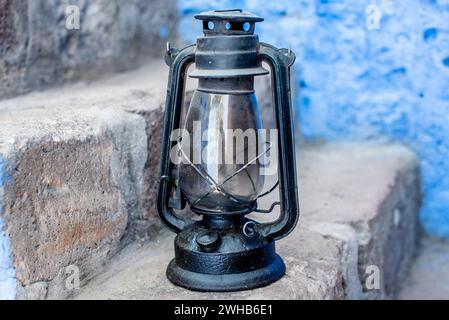 Gros plan d'une vieille lampe à huile vintage bleue avec verre et métal dans la ville inca de Cuzco au Pérou Banque D'Images