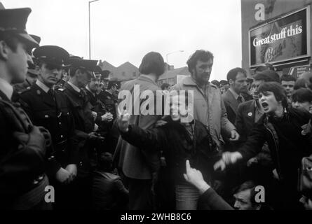 Troubles 1980s Belfast Irlande du Nord 1981, asseyez-vous protester par des manifestants républicains bloquent la route dans le centre de Belfast. RUC, les policiers de la Royal Ulster Constabulary inscrivent le groupe. Les adolescents expriment leur colère contre la RUC. ROYAUME-UNI. HOMER SYKES. Banque D'Images