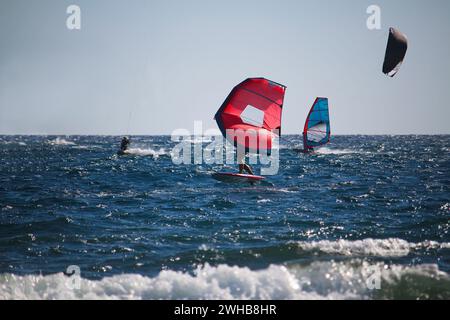 Sports nautiques planche à voile, wingfoiling et kiteboarding dans l'océan Atlantique (Tenerife, Espagne) Banque D'Images