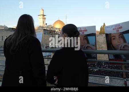 Mère d'Agam Berger du kibboutz Nir Oz qui est retenue en otage à Gaza, prie à côté d'affiches avec sa photo; alors que les Juifs ultra-orthodoxes se rassemblent pour un rassemblement de prière spécial dans le mur Occidental, plaidant pour le salut d'Israël, la libération des otages et la sécurité des soldats, au milieu du conflit dans le nord et le sud du pays le 8 février 2024 à Jérusalem Israël Banque D'Images