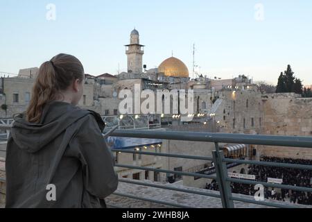 Une femme israélienne prie, alors que les Juifs ultra-orthodoxes se rassemblent pour un rassemblement de prière spécial dans le mur Occidental, plaidant pour le salut d'Israël, la libération des otages et la sécurité des soldats, au milieu du conflit dans le nord et le sud du pays le 8 février 2024 à Jérusalem Israël Banque D'Images