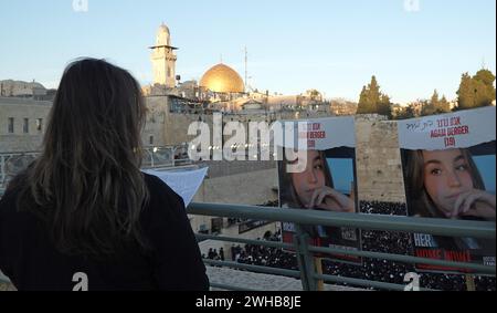 Mère d'Agam Berger du kibboutz Nir Oz qui est retenue en otage à Gaza, prie à côté d'affiches avec sa photo; alors que les Juifs ultra-orthodoxes se rassemblent pour un rassemblement de prière spécial dans le mur Occidental, plaidant pour le salut d'Israël, la libération des otages et la sécurité des soldats, au milieu du conflit dans le nord et le sud du pays le 8 février 2024 à Jérusalem Israël Banque D'Images