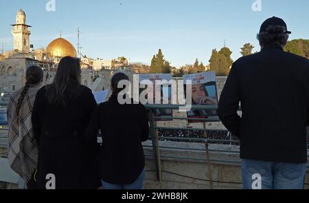 Mère d'Agam Berger du kibboutz Nir Oz qui est retenue en otage à Gaza, prie à côté d'affiches avec sa photo; alors que les Juifs ultra-orthodoxes se rassemblent pour un rassemblement de prière spécial dans le mur Occidental, plaidant pour le salut d'Israël, la libération des otages et la sécurité des soldats, au milieu du conflit dans le nord et le sud du pays le 8 février 2024 à Jérusalem Israël Banque D'Images