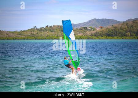 Planche à voile dans l'eau chaude vert émeraude des Caraïbes de la Baie de fort-de-France (trois-Ilets, Martinique) Banque D'Images