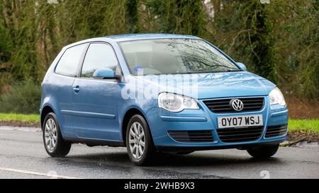 Milton Keynes, UK-9 février 2024 : 2007 Volkswagen Polo voiture bleue conduisant sur une route anglaise Banque D'Images