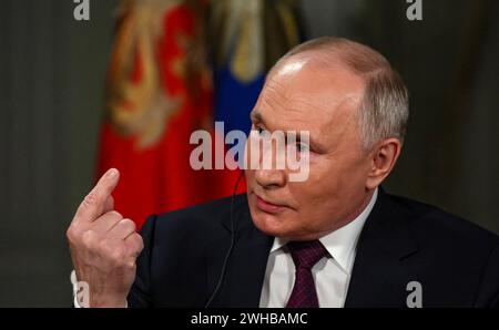 Moscou, Russie. 09th Feb, 2024. Le président russe Vladimir Poutine répond à une question de la personnalité conservatrice de la télévision Tucker Carlson lors d'une interview au Kremlin, le 9 février 2024 à Moscou, en Russie. Crédit : Gavriil Grigorov/Kremlin Pool/Alamy Live News Banque D'Images