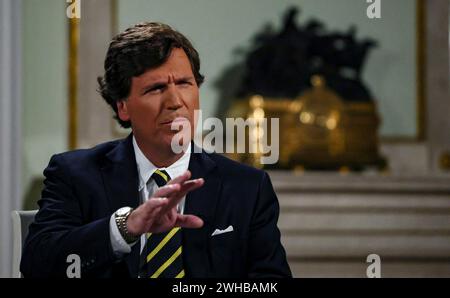 Moscou, Russie. 09th Feb, 2024. La personnalité conservatrice de la télévision Tucker Carlson pose une question au président russe Vladimir Poutine lors d'une interview au Kremlin, le 9 février 2024 à Moscou, en Russie. Crédit : Gavriil Grigorov/Kremlin Pool/Alamy Live News Banque D'Images