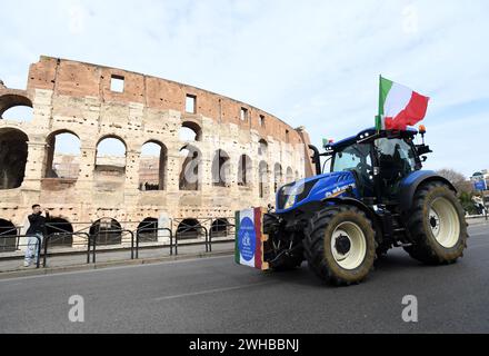 Italie, Rome, 9 février 2024 : manifestation d'agriculteurs, défilé de tracteurs devant le Colisée, protestation contre la politique agricole européenne photo © Fabio Cimaglia/Sintesi/Alamy Live News Banque D'Images