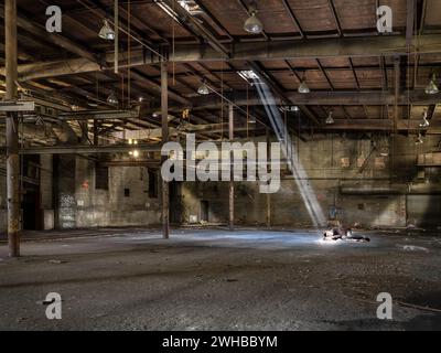 Homme sans-abri dormant dans un entrepôt abandonné, Philadelphie, USA Banque D'Images