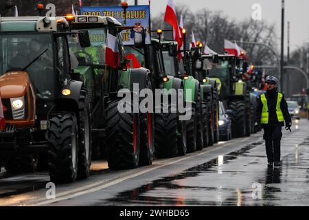 Poznan, Pologne, 9 février 2024. Les agriculteurs de la région de la Grande Pologne, dans l'ouest de la Pologne, conduisent leurs tracteurs alors qu'ils bloquent la route Aleja Niepodleglosci dans le centre de Poznań, la capitale de la Grande Pologne, pendant la grève nationale des agriculteurs. La manifestation en Pologne s'inscrit dans le cadre de la protestation des agriculteurs européens contre les règlements du Green Deal de l'UE. Les agriculteurs polonais demandent également une modification de l'accord de l'UE avec l'Ukraine concernant l'importation de produits agricoles dans l'UE. La manifestation à Poznań, la capitale de la Grande Pologne, a été organisée par Rola Wielkopolska et a rassemblé plus de mille trac Banque D'Images