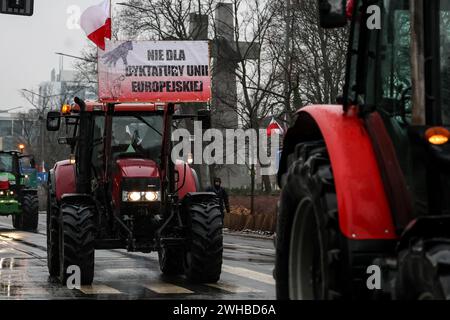 Poznan, Pologne, 9 février 2024. Les agriculteurs de la région de la Grande Pologne, dans l'ouest de la Pologne, conduisent leurs tracteurs alors qu'ils bloquent la route Aleja Niepodleglosci dans le centre de Poznań, la capitale de la Grande Pologne, devant la construction de doubles croix pendant la grève nationale des agriculteurs. La manifestation en Pologne s'inscrit dans le cadre de la protestation des agriculteurs européens contre les règlements du Green Deal de l'UE. Les agriculteurs polonais demandent également une modification de l'accord de l'UE avec l'Ukraine concernant l'importation de produits agricoles dans l'UE. La manifestation à Poznań, capitale de la Grande Pologne, a été organisée par Rola Wielkopolska A. Banque D'Images