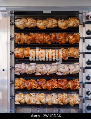 San Miguel de Salinas - un four plein de poulets à rôtir lentement au populaire marché de rue de San Miguel de Salinas, Alicante Espagne. La Marke hebdomadaire Banque D'Images