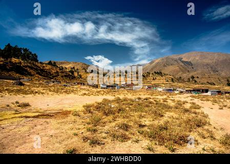 Petit village à l'aube avec ciel bleu et montagnes en arrière-plan sur le Canyon Colca à Arequipa Pérou Banque D'Images