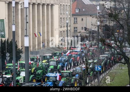 Poznan, Pologne, 9 février 2024. Les agriculteurs de la région de la Grande Pologne, dans l'ouest de la Pologne, conduisent leurs tracteurs alors qu'ils bloquent la route Aleja Niepodleglosci dans le centre de Poznań, la capitale de la Grande Pologne, pendant la grève nationale des agriculteurs. La manifestation en Pologne s'inscrit dans le cadre de la protestation des agriculteurs européens contre les règlements du Green Deal de l'UE. Les agriculteurs polonais demandent également une modification de l'accord de l'UE avec l'Ukraine concernant l'importation de produits agricoles dans l'UE. La manifestation à Poznań, la capitale de la Grande Pologne, a été organisée par Rola Wielkopolska et a rassemblé plus de mille trac Banque D'Images