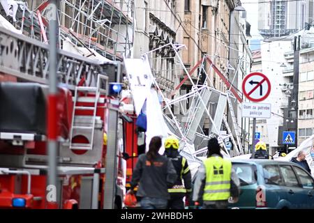 Zagreb, Croatie. 09th Feb, 2024. Dans la rue Petrinjska dans le centre de Zagreb, un échafaudage du bâtiment au numéro 30 s'est effondré aujourd'hui. Les pompiers sont au sol et signalent que l'échafaudage de construction est tombé sur un véhicule et une personne. D'après ce qui a été déterminé jusqu'à présent, il n'y a pas de blessés. La circulation sur la rue Petrinjska en direction du nord a été complètement arrêtée et les gens circulent dans les rues environnantes, à Zagreb, Croatie, le 9 février 2024. Photo : Neva Zganec/PIXSELL crédit : Pixsell/Alamy Live News Banque D'Images